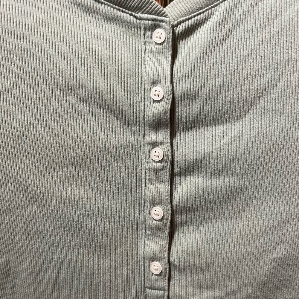 GAP~ Women’s Ribbed Short Sleeve Henley in Desert Sage Green XS - Picture 7 of 9